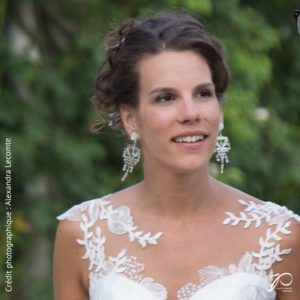 Photo d'une mariée avec des boucles d'oreilles en argent