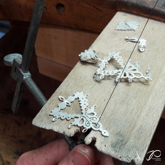 Ajourage des pendants d'oreilles Renaissance dans la plaque d'argent