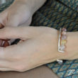 Le bracelet Torque porté : vue sur le rang de perles d'Agates du Botswana soutenu par un jonc en argent