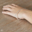 Le bracelet Arc porté : courbe et angles forment un bijou moderne