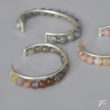 Bracelet en argent et pierres fines : le "Torque" rassemble un jonc en argent et un rang de perles