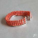 Photo d'un bijou personnalisé : le bracelet "Torque" monté en corail et jonc en argent