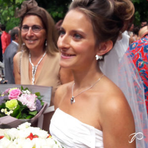 Photo de la mariée portant le pendentif en argent et perle de Tahiti