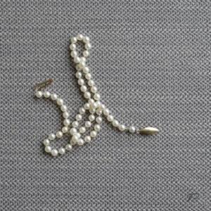 Photo avant : un collier de perles de culture