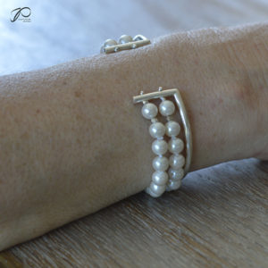 Photo du bracelet de perles de Béatrice : un double rang avec jonc en argent