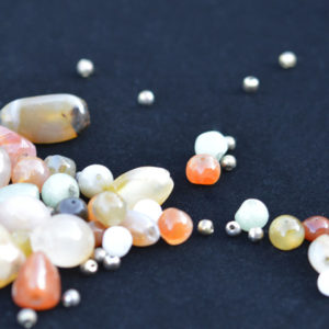 Photo des perles en pierre fine des colliers anciens de Caroline
