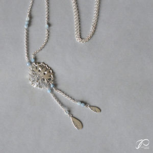 Photo du bijou personnalisé pour Marie : un sautoir avec un edelweiss avec des perles d'aigue-marine